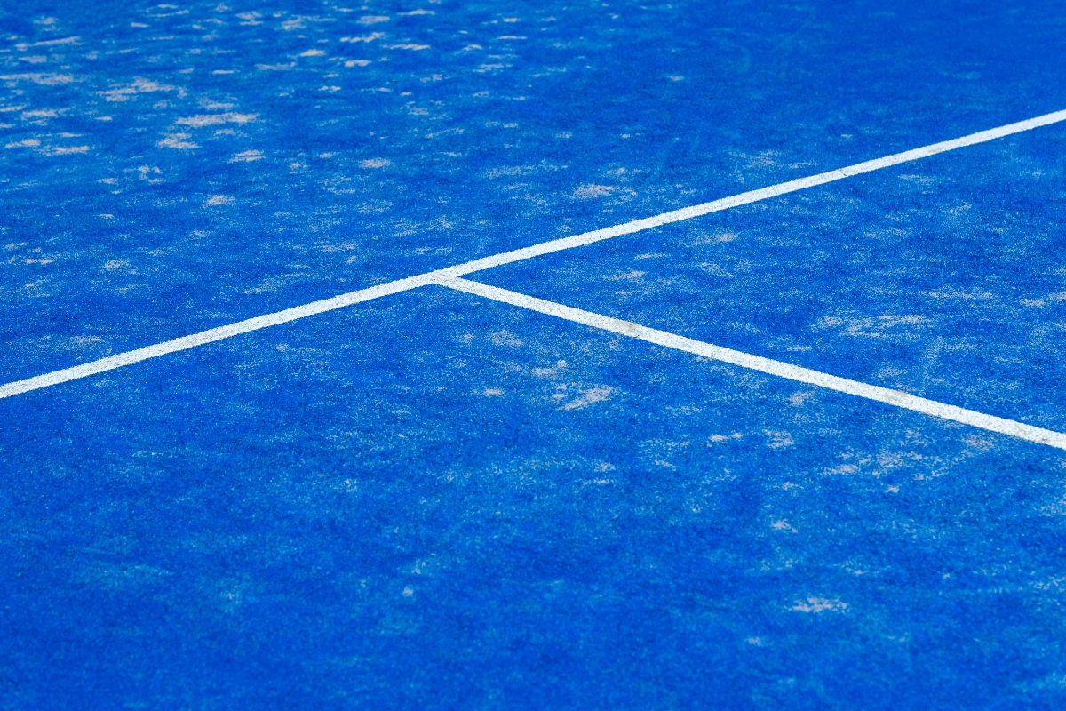 Terrain de padel en gazon synthétique sablé : avis et pour qui ?