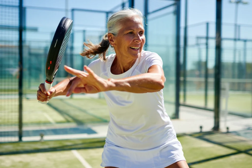Mamie qui joue au padel.