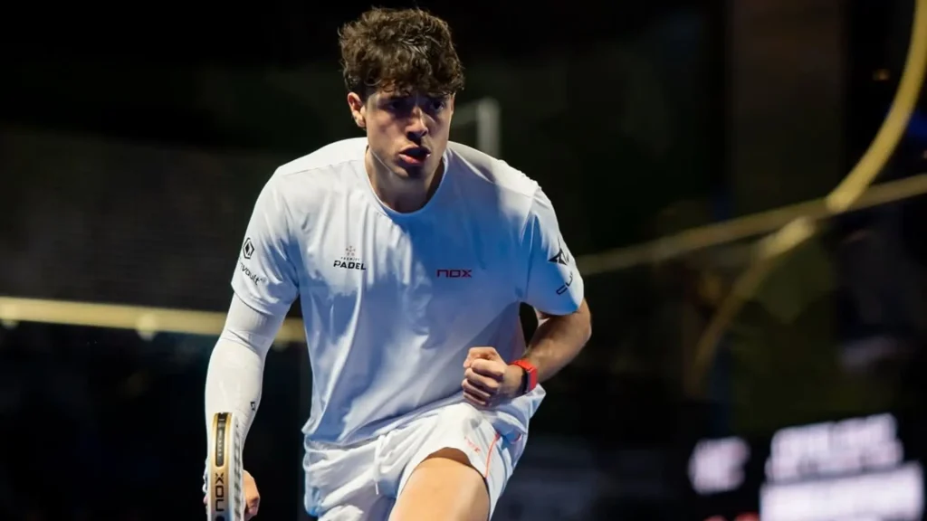 Tapia adapte sa raquette pour jouer malgré un ligament du doigt rompu