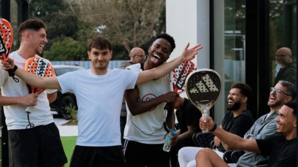 Le vestiaire du Real Madrid célèbre sa victoire sur un court de padel
